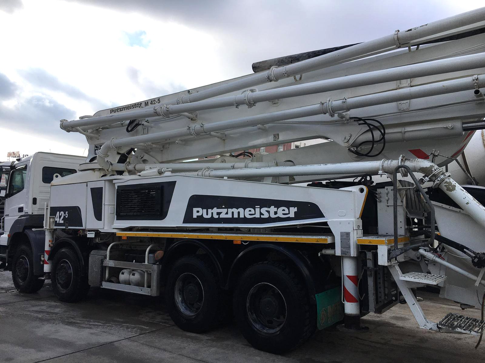 Used Concrete Pump Putzmeister 42m on Axor 4140 YUDIN